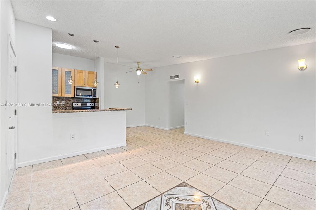 En Venta: $223,000 (2 camas, 2 baños, 835 Pies cuadrados)