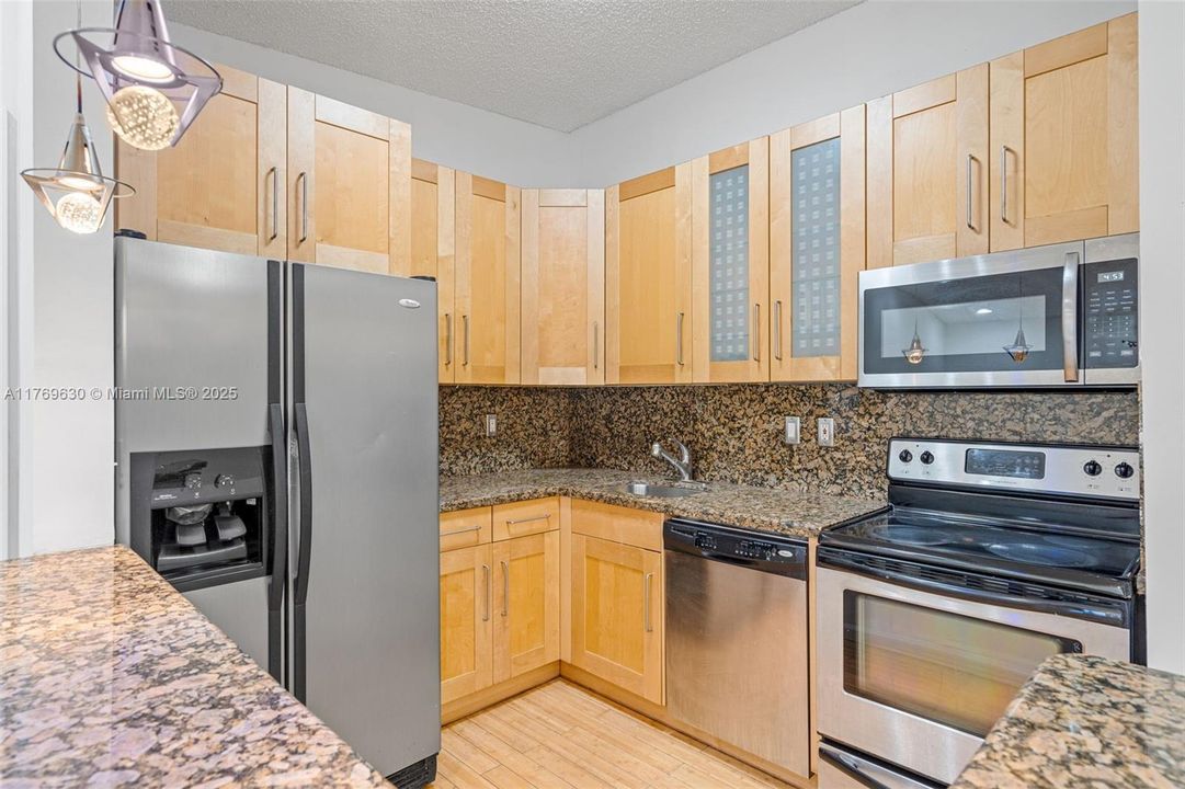 En Venta: $223,000 (2 camas, 2 baños, 835 Pies cuadrados)