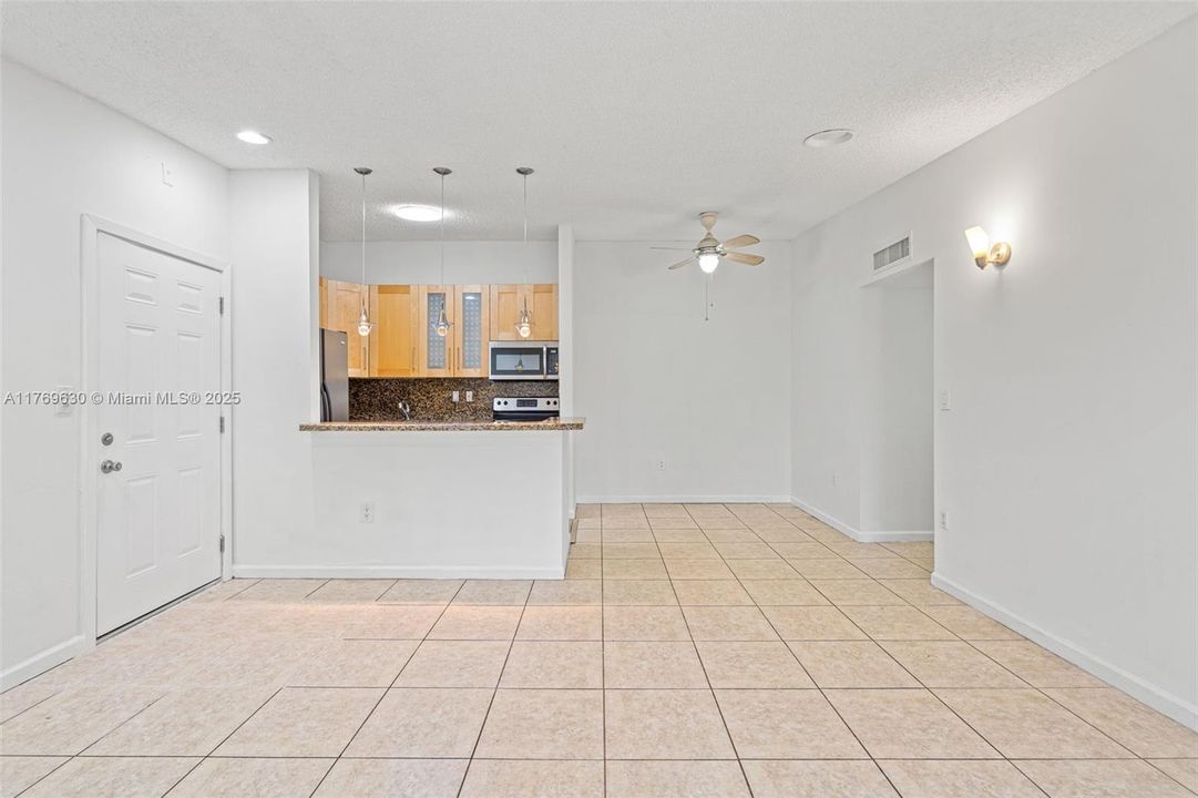 En Venta: $223,000 (2 camas, 2 baños, 835 Pies cuadrados)