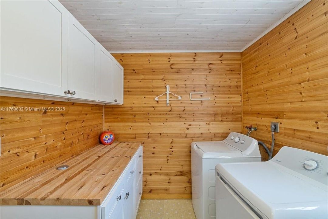 For Sale: $1,099,000 (3 beds, 3 baths, 1344 Square Feet)