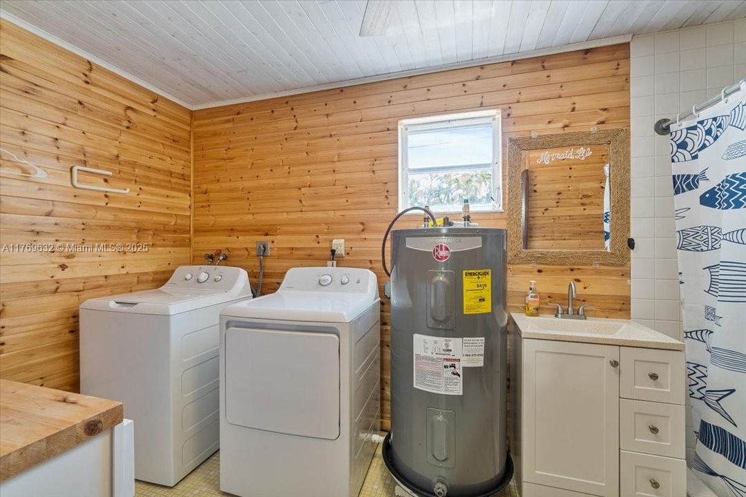 For Sale: $1,099,000 (3 beds, 3 baths, 1344 Square Feet)