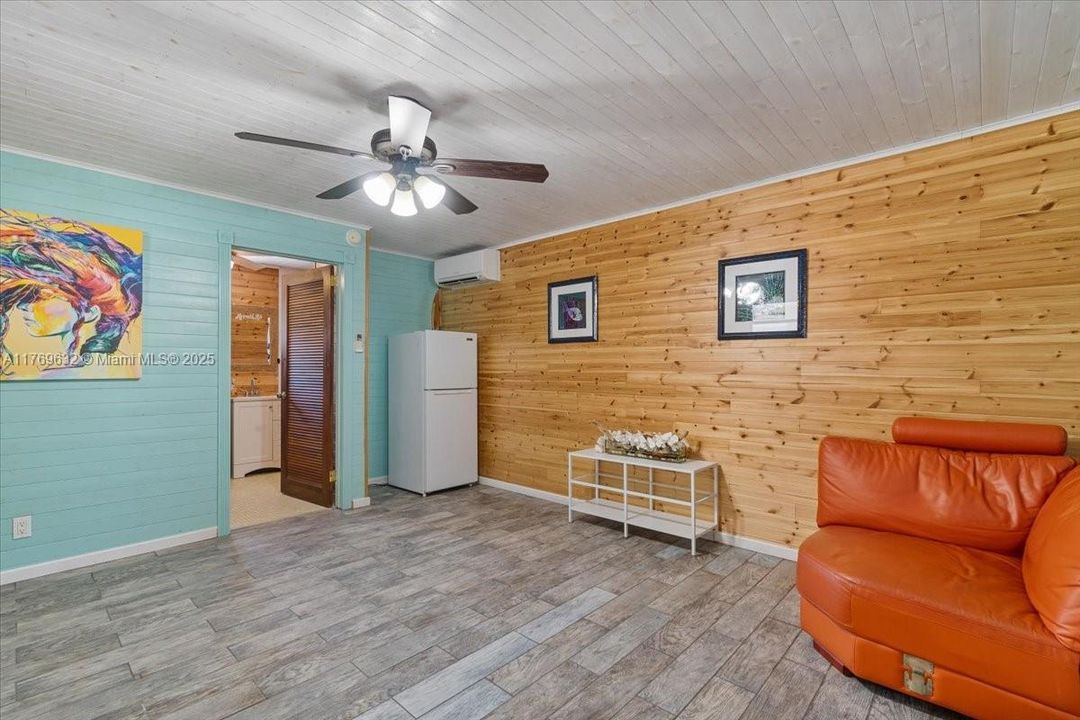 For Sale: $1,099,000 (3 beds, 3 baths, 1344 Square Feet)