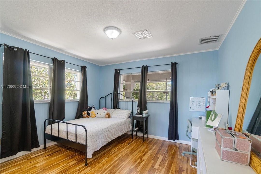 For Sale: $1,099,000 (3 beds, 3 baths, 1344 Square Feet)