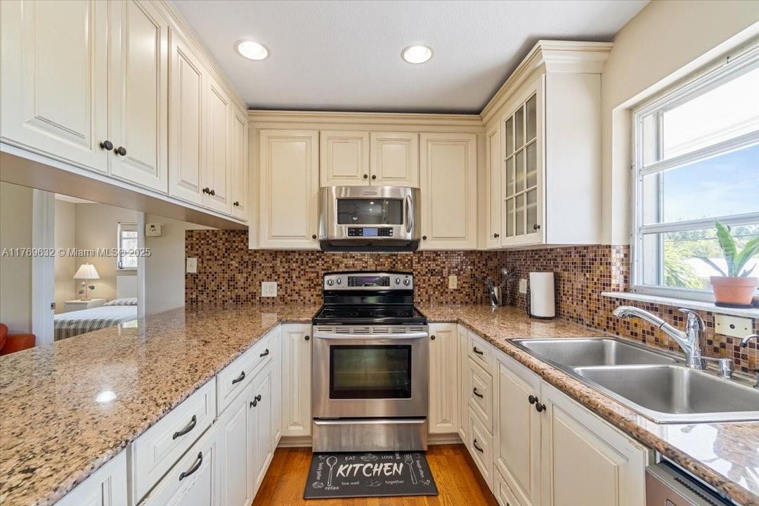 For Sale: $1,099,000 (3 beds, 3 baths, 1344 Square Feet)