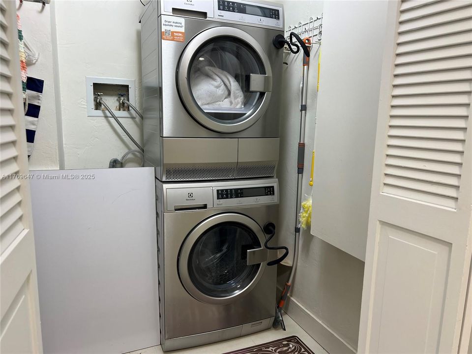 Recently Rented: $7,000 (2 beds, 2 baths, 1670 Square Feet)