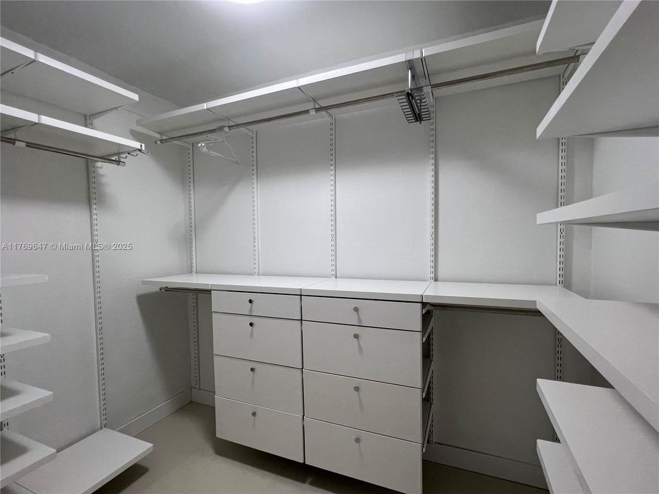 Recently Rented: $7,000 (2 beds, 2 baths, 1670 Square Feet)