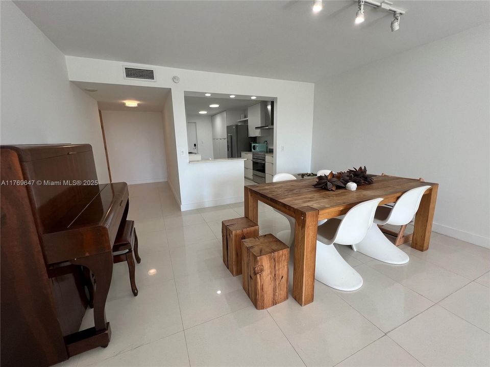 Recently Rented: $7,000 (2 beds, 2 baths, 1670 Square Feet)