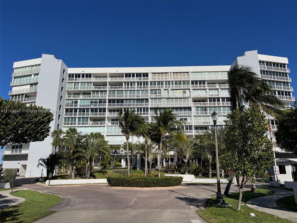 Recently Rented: $7,000 (2 beds, 2 baths, 1670 Square Feet)