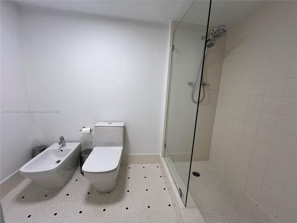 Recently Rented: $7,000 (2 beds, 2 baths, 1670 Square Feet)