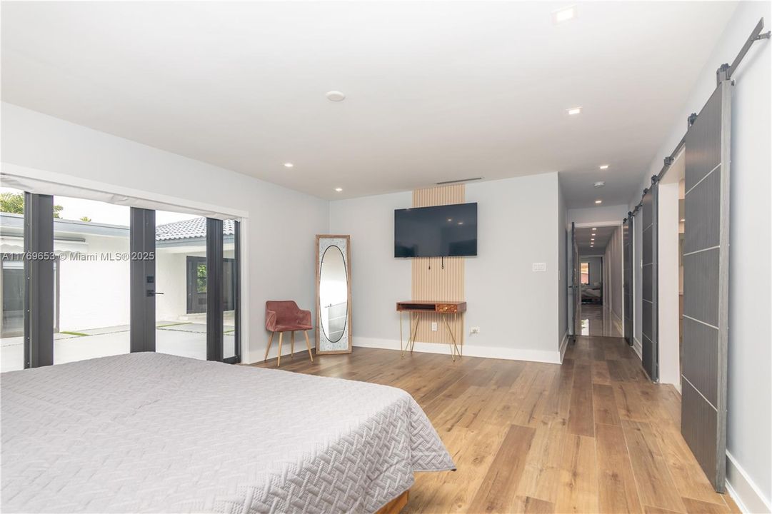 Active With Contract: $2,434,900 (6 beds, 5 baths, 4609 Square Feet)