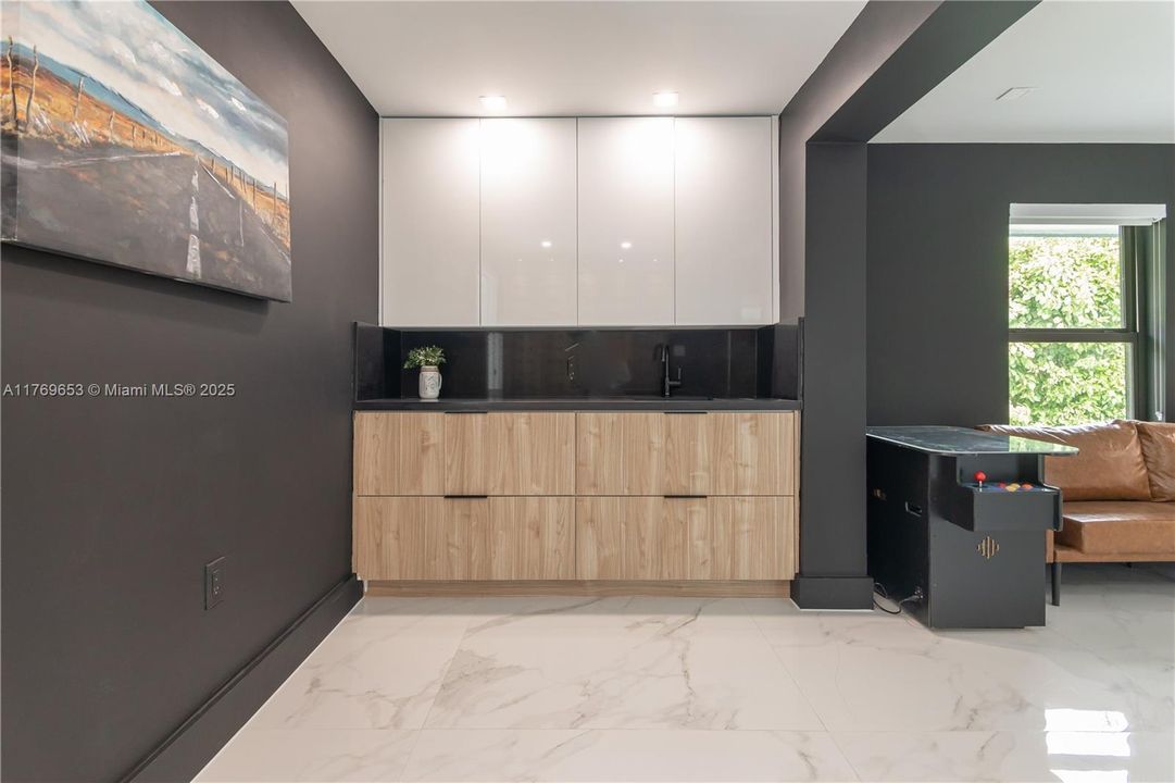 Active With Contract: $2,434,900 (6 beds, 5 baths, 4609 Square Feet)