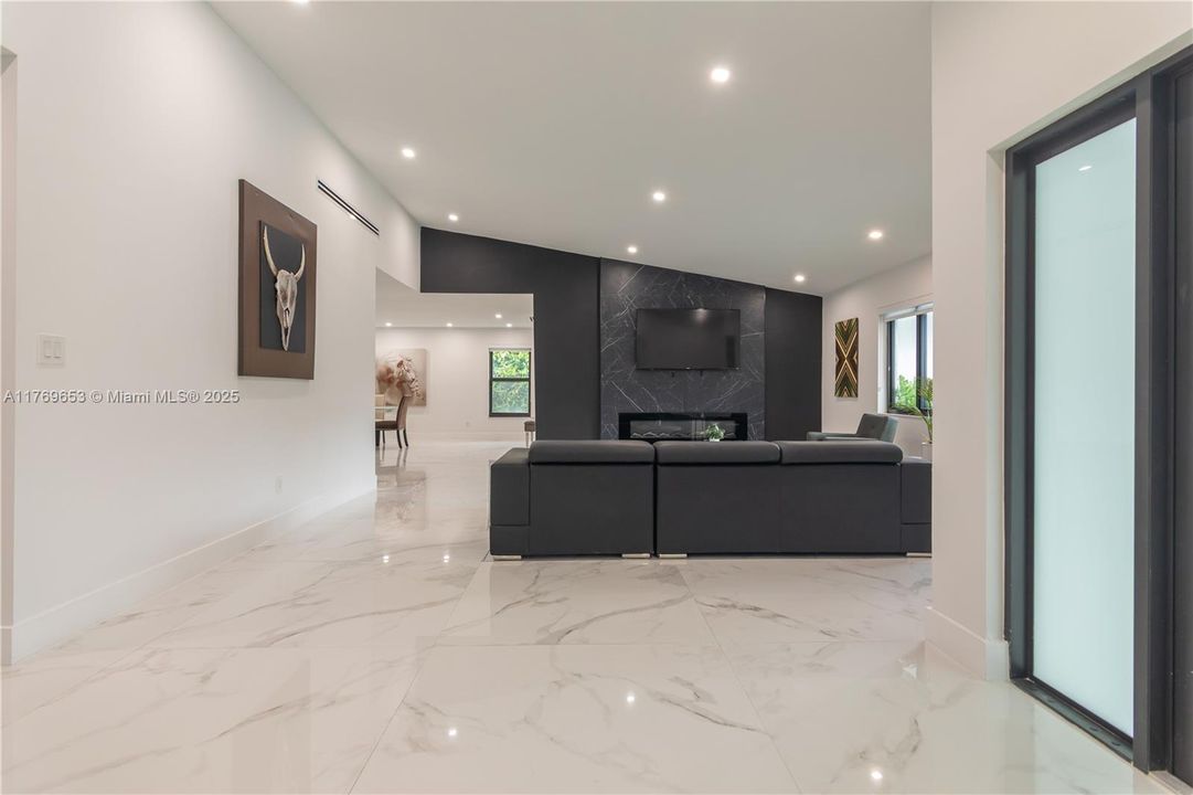 Active With Contract: $2,434,900 (6 beds, 5 baths, 4609 Square Feet)