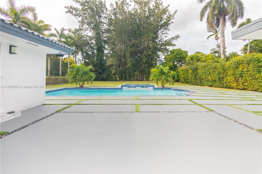 Active With Contract: $2,434,900 (6 beds, 5 baths, 4609 Square Feet)