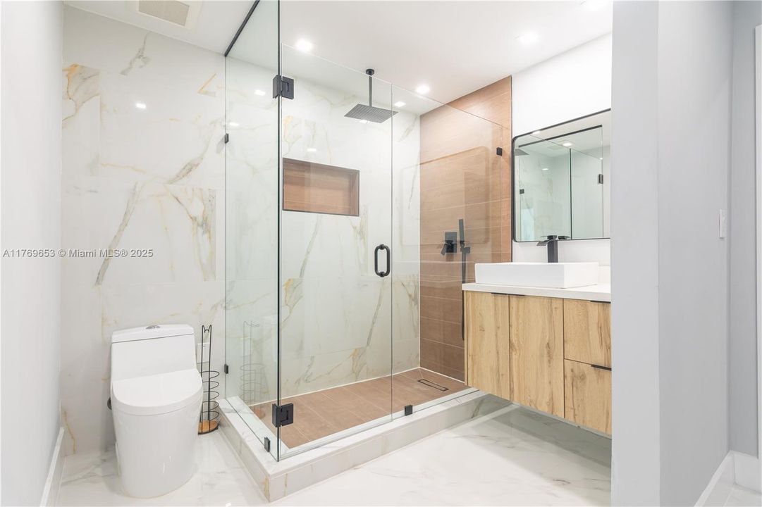 Active With Contract: $2,434,900 (6 beds, 5 baths, 4609 Square Feet)