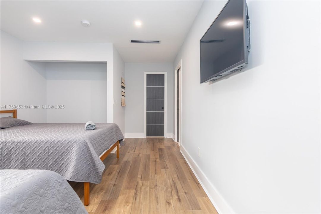 Active With Contract: $2,434,900 (6 beds, 5 baths, 4609 Square Feet)