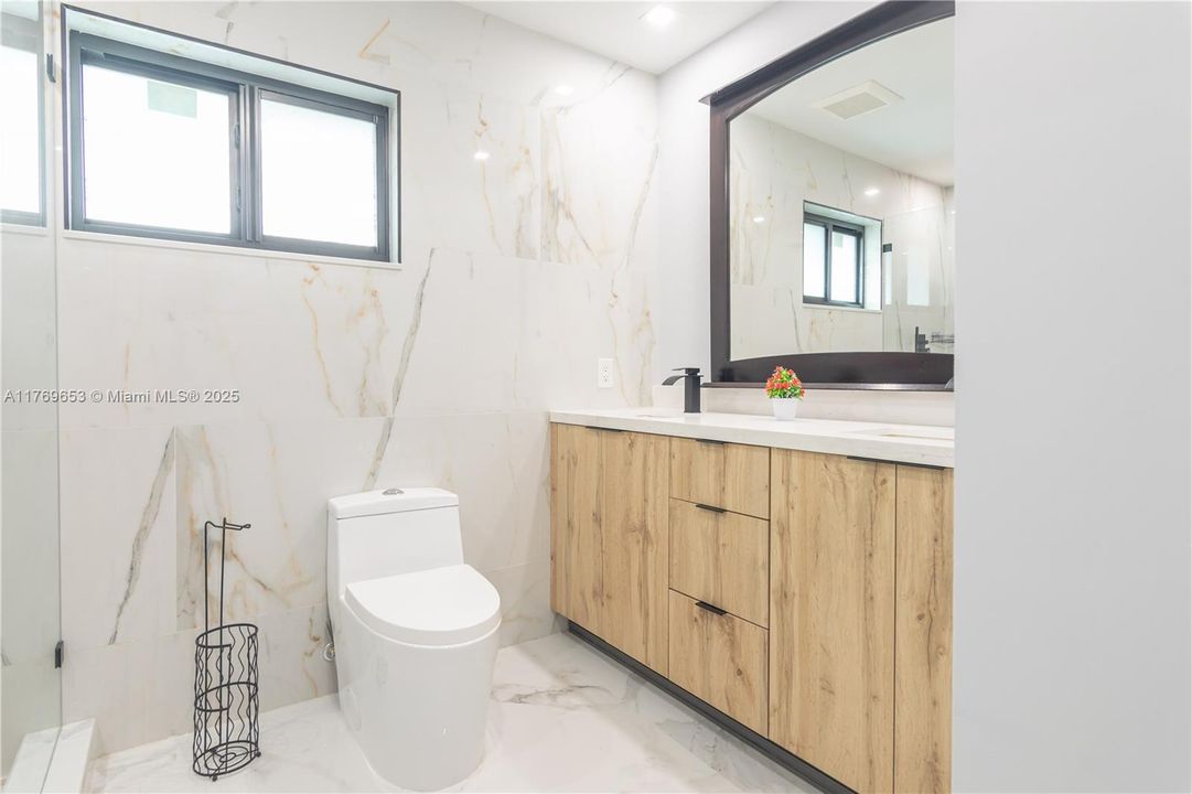 Active With Contract: $2,434,900 (6 beds, 5 baths, 4609 Square Feet)