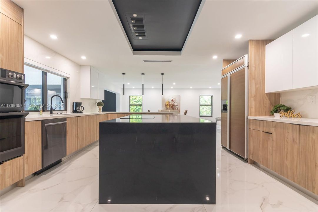 Active With Contract: $2,434,900 (6 beds, 5 baths, 4609 Square Feet)