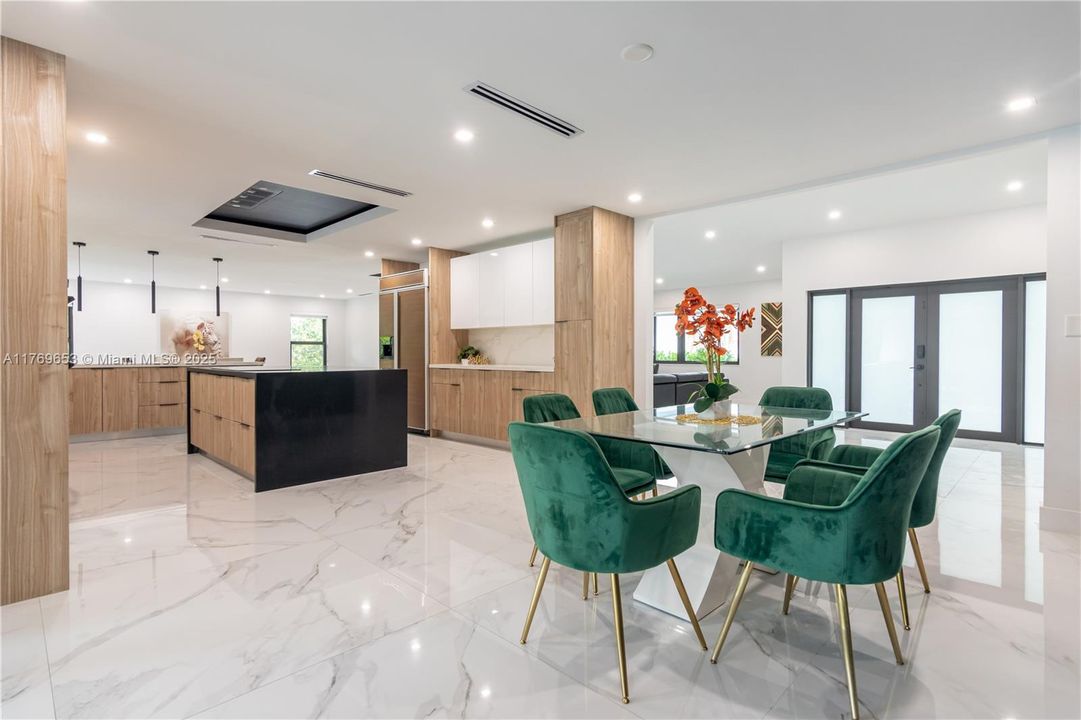 Active With Contract: $2,434,900 (6 beds, 5 baths, 4609 Square Feet)