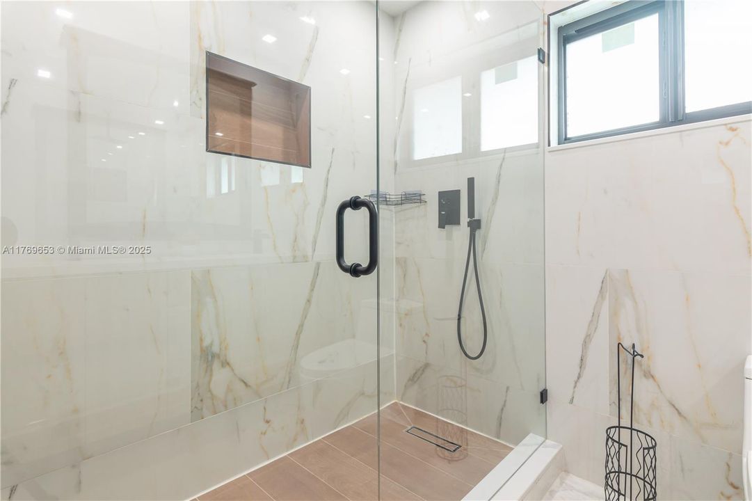 Active With Contract: $2,434,900 (6 beds, 5 baths, 4609 Square Feet)