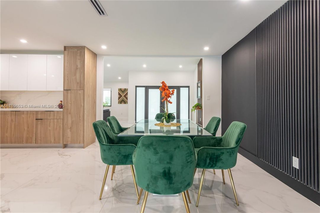 Active With Contract: $2,434,900 (6 beds, 5 baths, 4609 Square Feet)