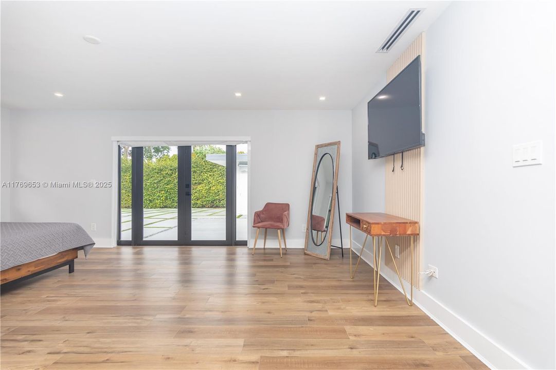 Active With Contract: $2,434,900 (6 beds, 5 baths, 4609 Square Feet)