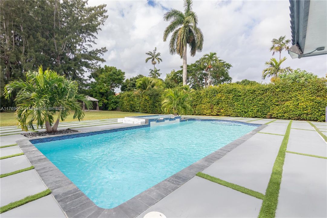 Active With Contract: $2,434,900 (6 beds, 5 baths, 4609 Square Feet)