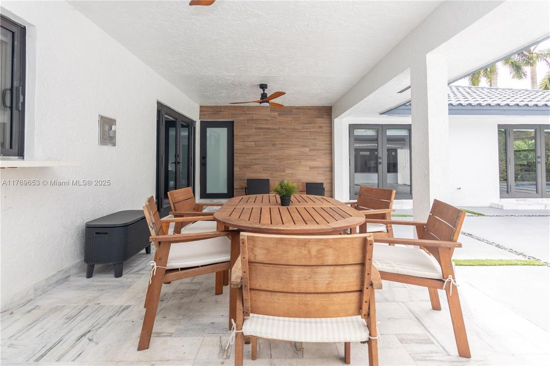 Active With Contract: $2,434,900 (6 beds, 5 baths, 4609 Square Feet)