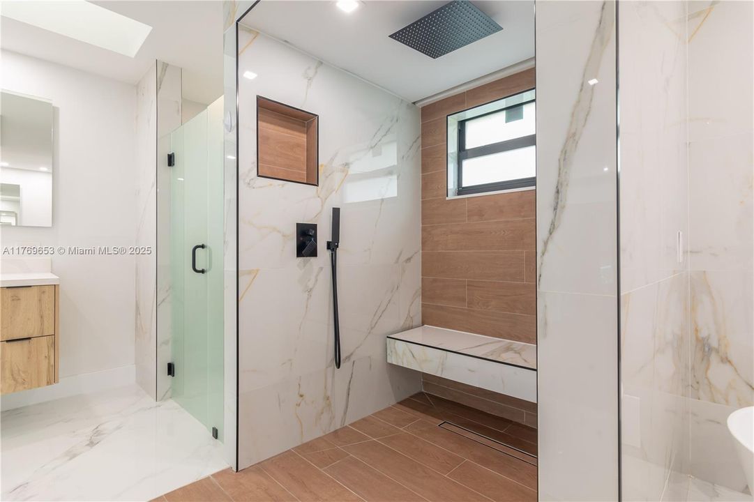 Active With Contract: $2,434,900 (6 beds, 5 baths, 4609 Square Feet)