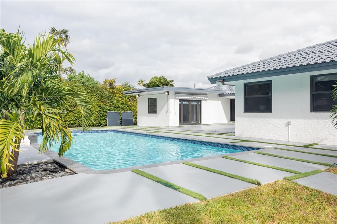 Active With Contract: $2,434,900 (6 beds, 5 baths, 4609 Square Feet)