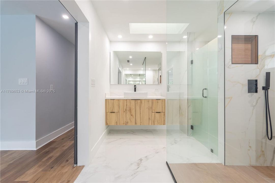 Active With Contract: $2,434,900 (6 beds, 5 baths, 4609 Square Feet)