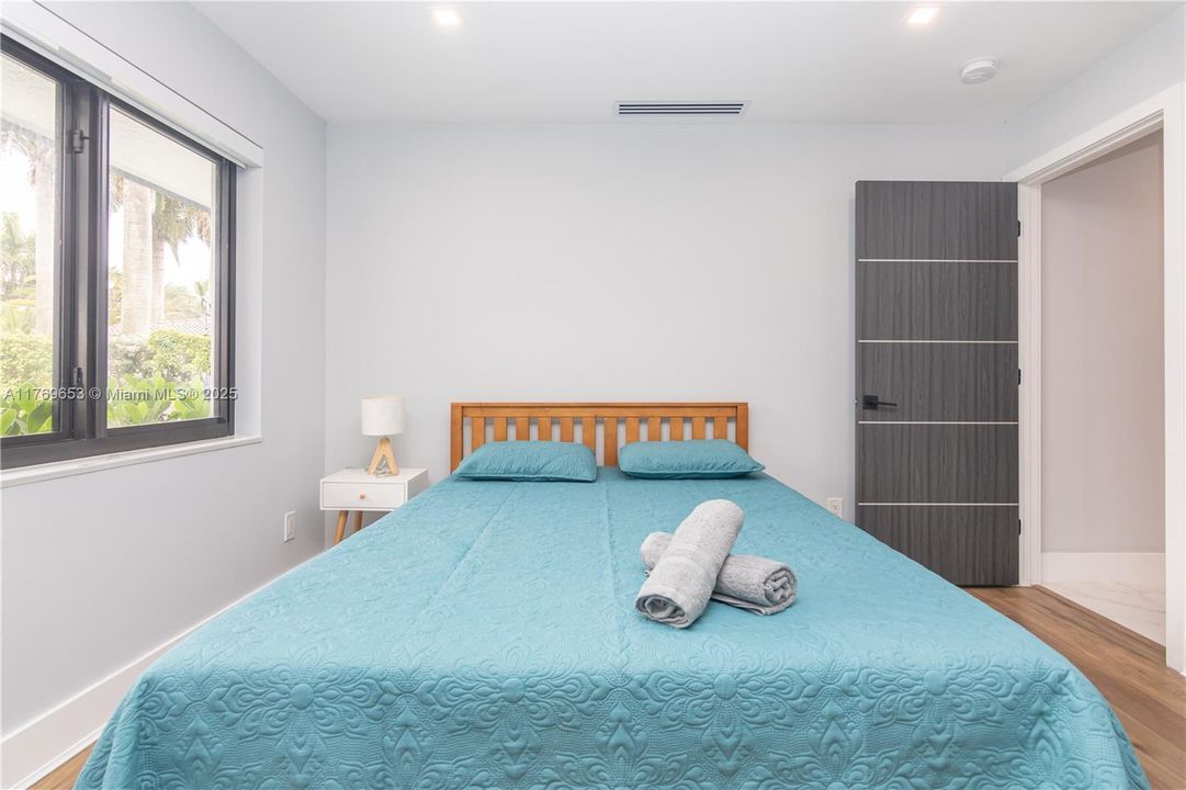 Active With Contract: $2,434,900 (6 beds, 5 baths, 4609 Square Feet)