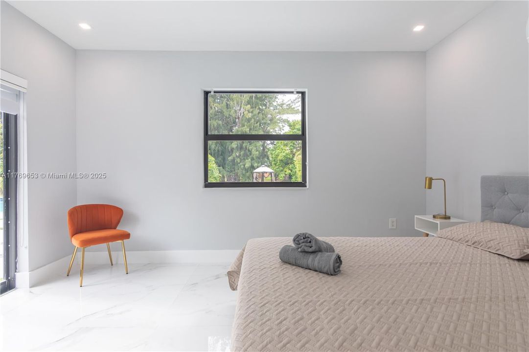 Active With Contract: $2,434,900 (6 beds, 5 baths, 4609 Square Feet)