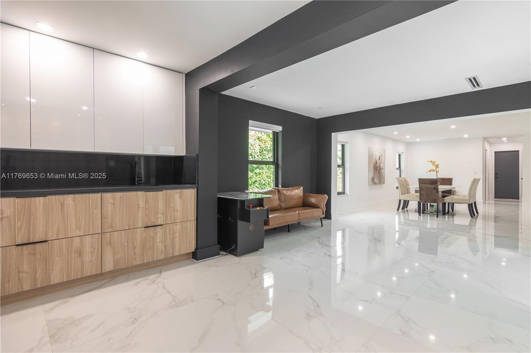 Active With Contract: $2,434,900 (6 beds, 5 baths, 4609 Square Feet)