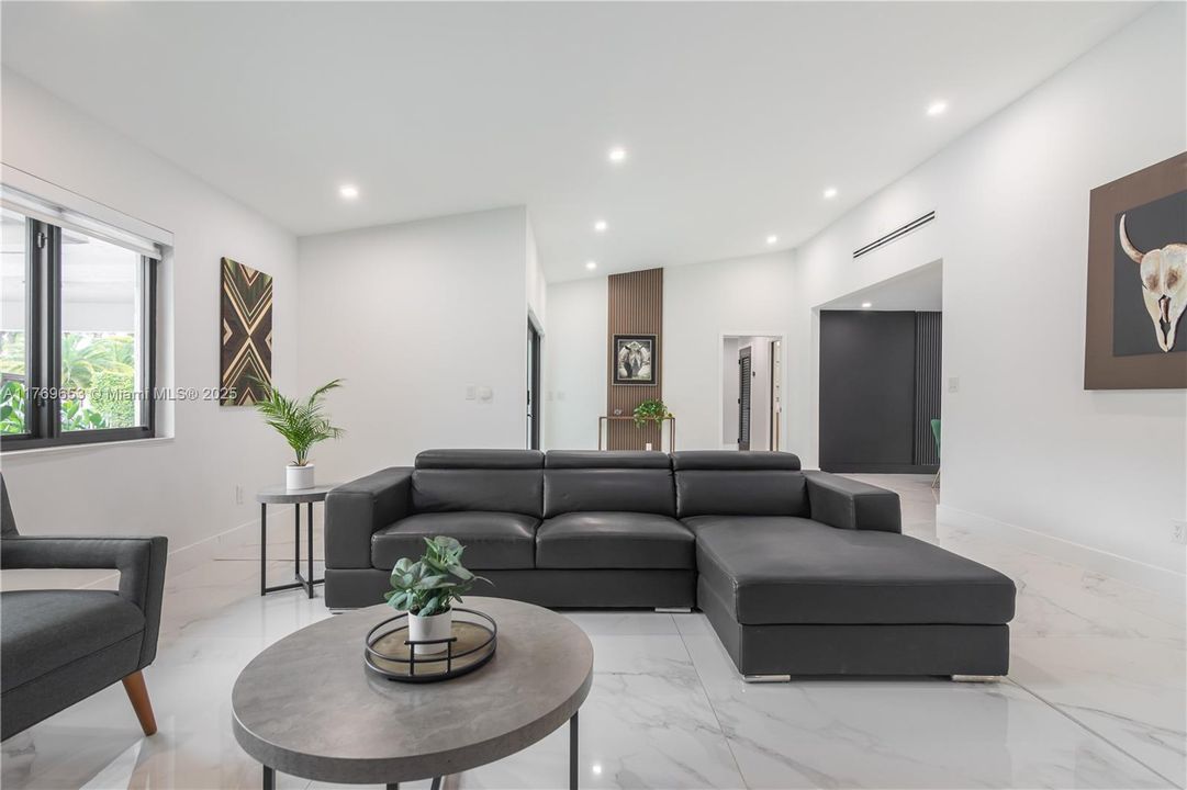 Active With Contract: $2,434,900 (6 beds, 5 baths, 4609 Square Feet)