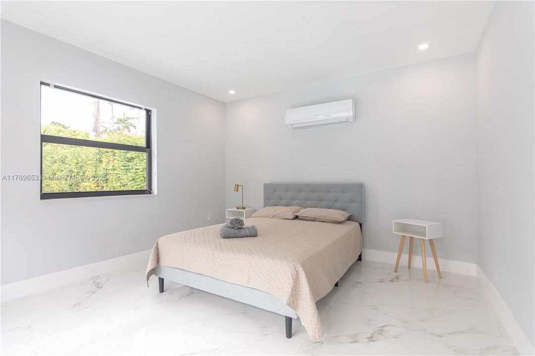 Active With Contract: $2,434,900 (6 beds, 5 baths, 4609 Square Feet)