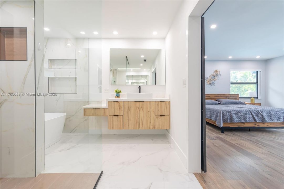 Active With Contract: $2,434,900 (6 beds, 5 baths, 4609 Square Feet)