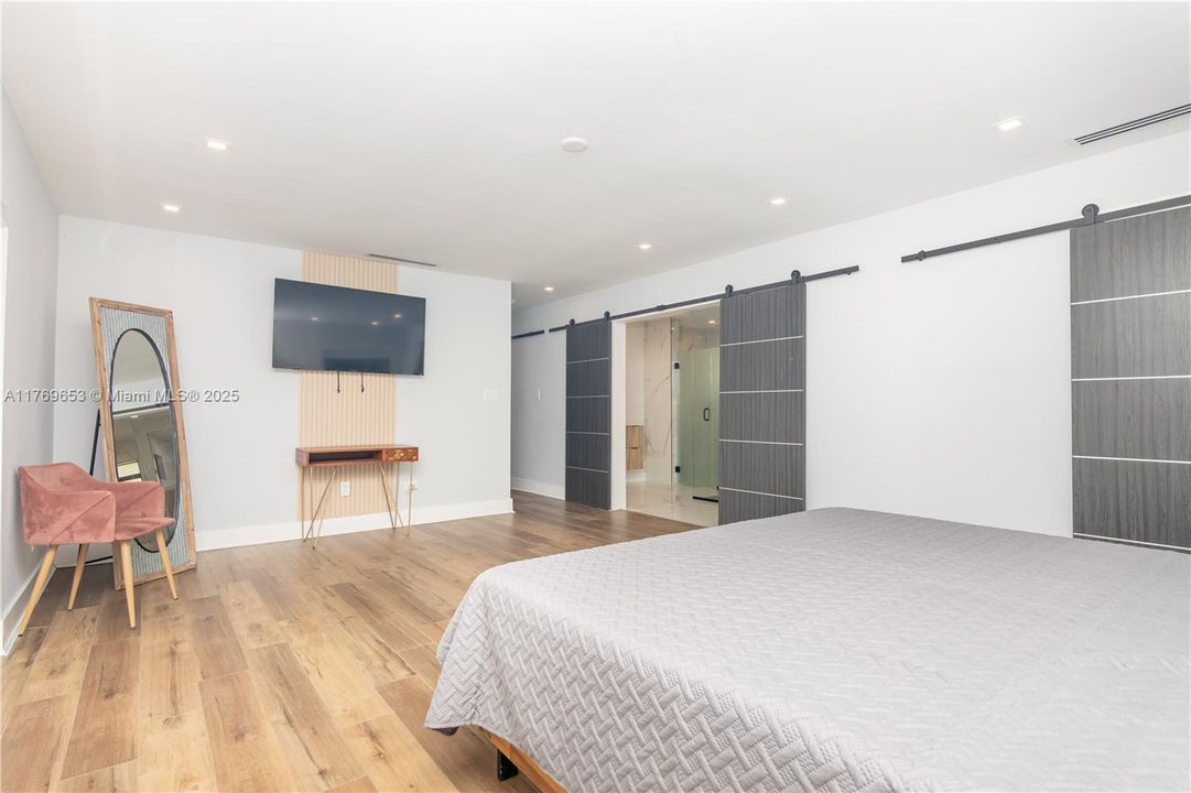 Active With Contract: $2,434,900 (6 beds, 5 baths, 4609 Square Feet)