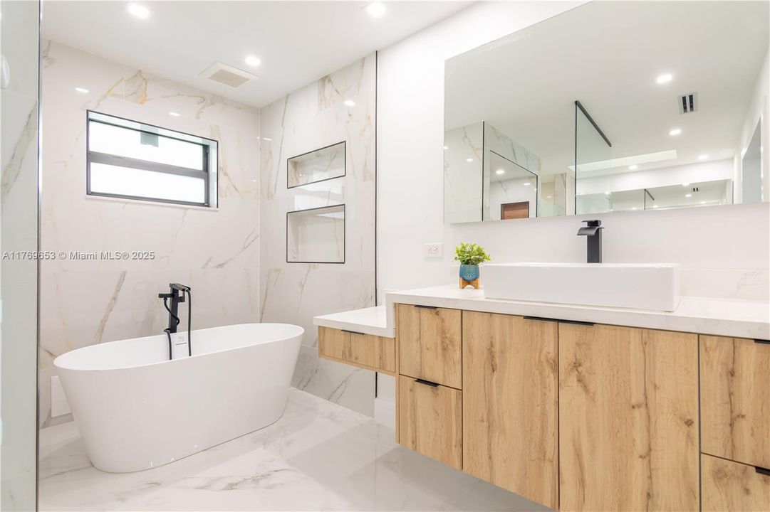 Active With Contract: $2,434,900 (6 beds, 5 baths, 4609 Square Feet)