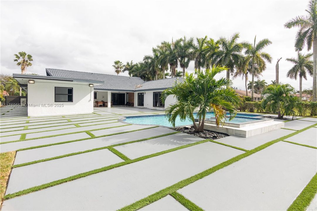 Active With Contract: $2,434,900 (6 beds, 5 baths, 4609 Square Feet)