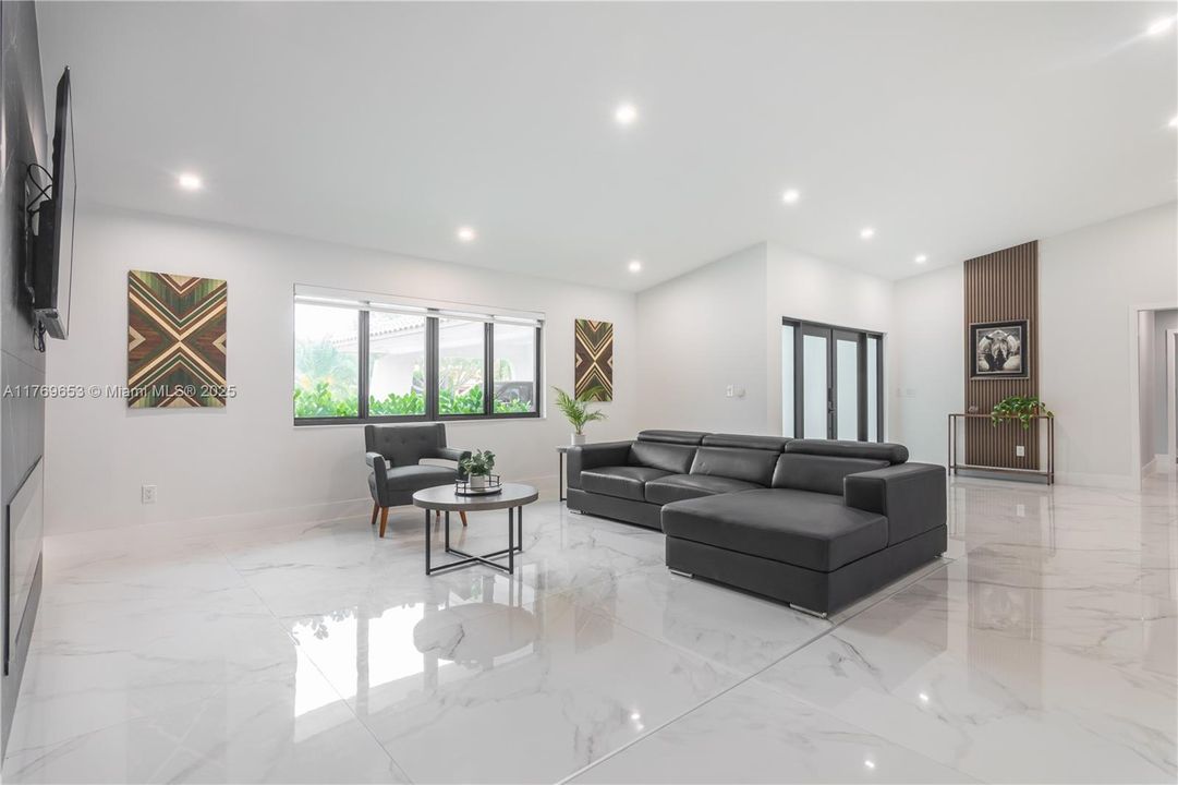 Active With Contract: $2,434,900 (6 beds, 5 baths, 4609 Square Feet)