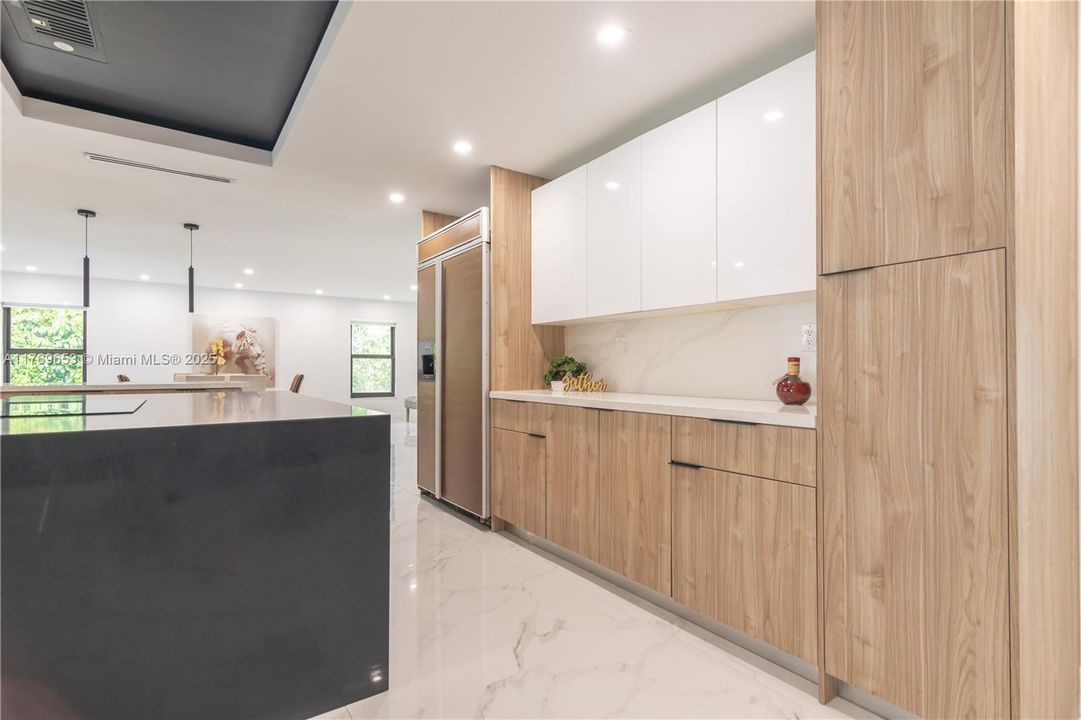 Active With Contract: $2,434,900 (6 beds, 5 baths, 4609 Square Feet)