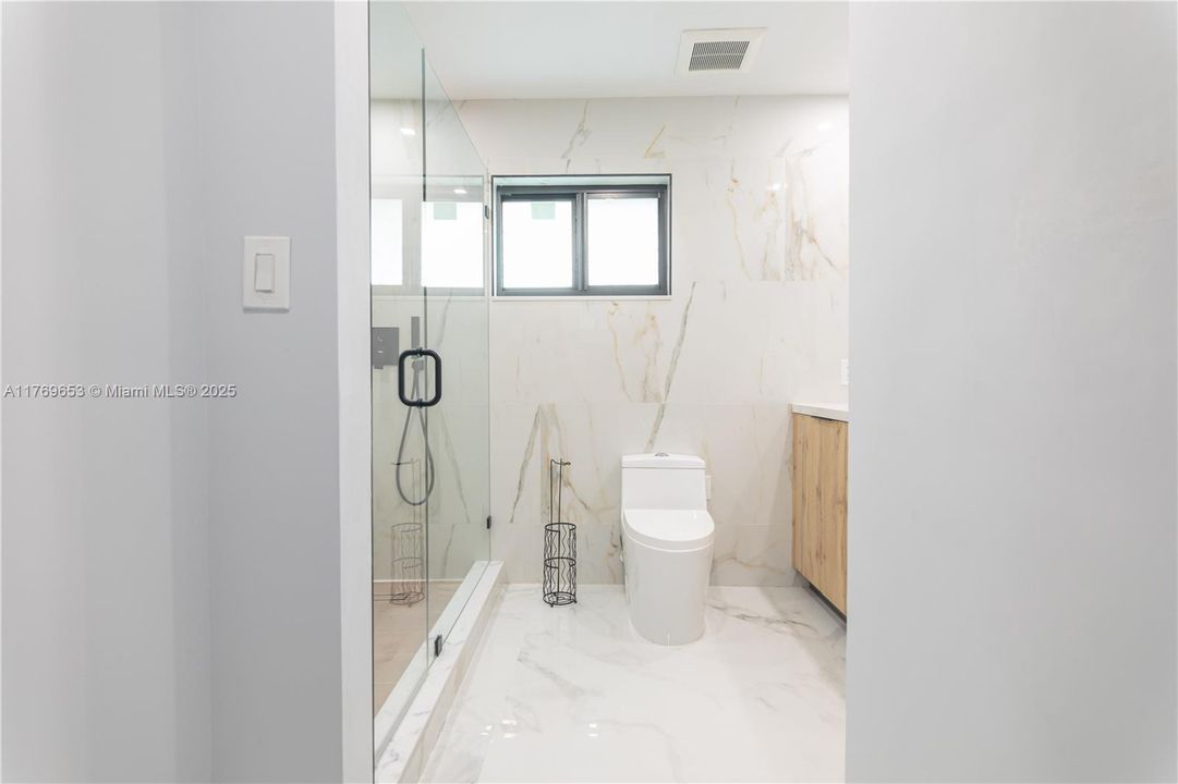 Active With Contract: $2,434,900 (6 beds, 5 baths, 4609 Square Feet)