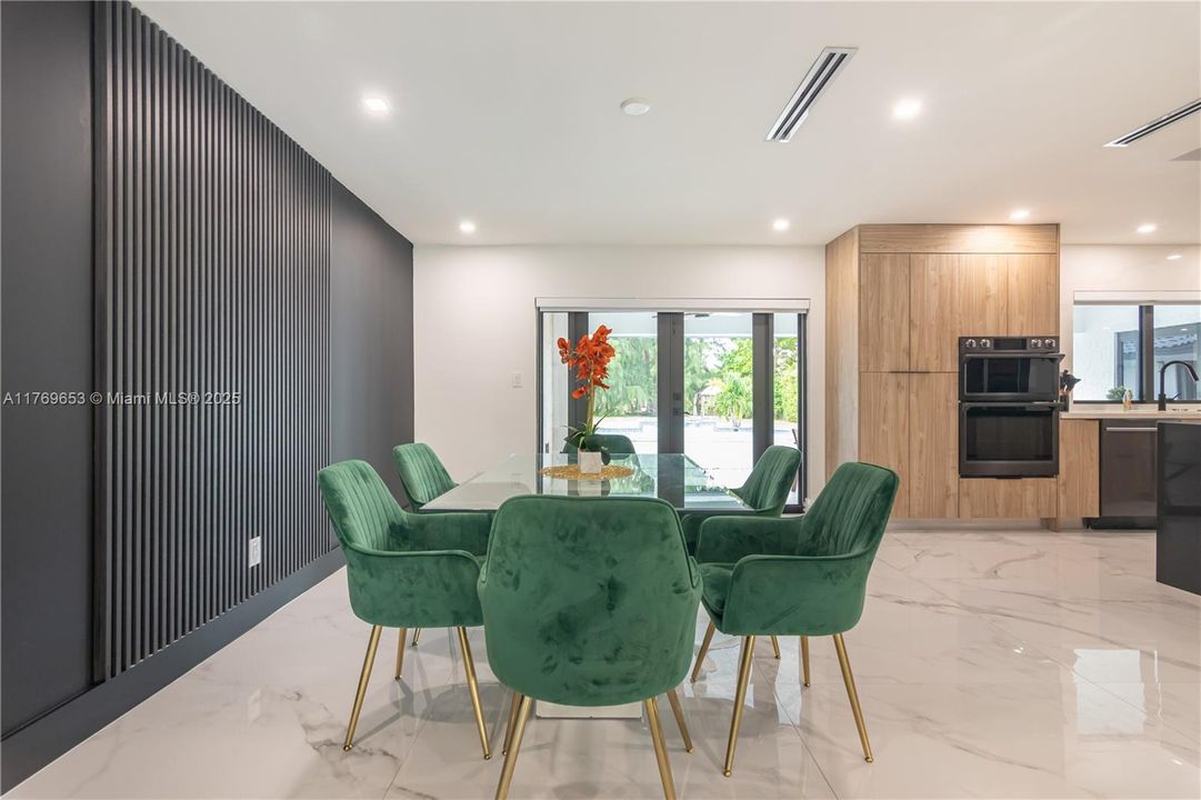 Active With Contract: $2,434,900 (6 beds, 5 baths, 4609 Square Feet)