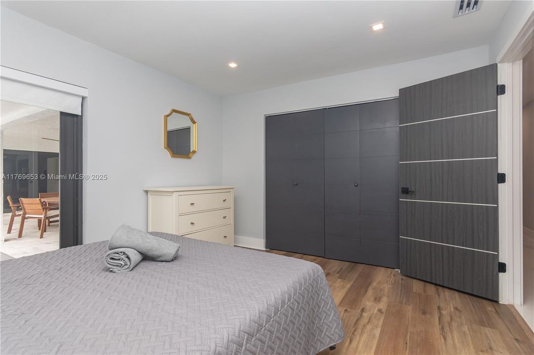 Active With Contract: $2,434,900 (6 beds, 5 baths, 4609 Square Feet)