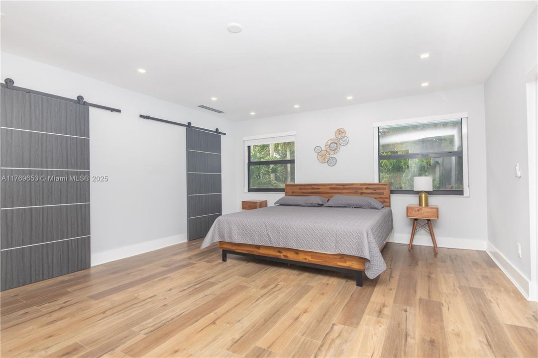 Active With Contract: $2,434,900 (6 beds, 5 baths, 4609 Square Feet)