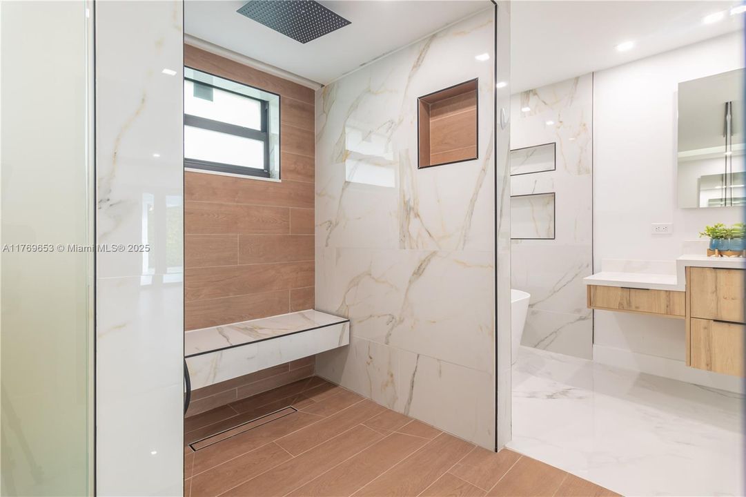 Active With Contract: $2,434,900 (6 beds, 5 baths, 4609 Square Feet)