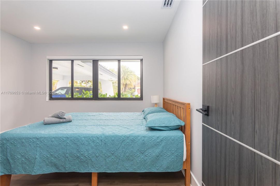 Active With Contract: $2,434,900 (6 beds, 5 baths, 4609 Square Feet)