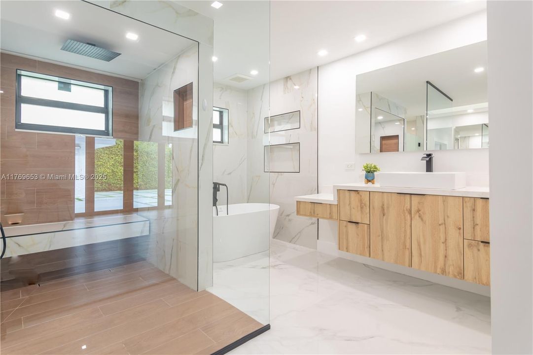 Active With Contract: $2,434,900 (6 beds, 5 baths, 4609 Square Feet)