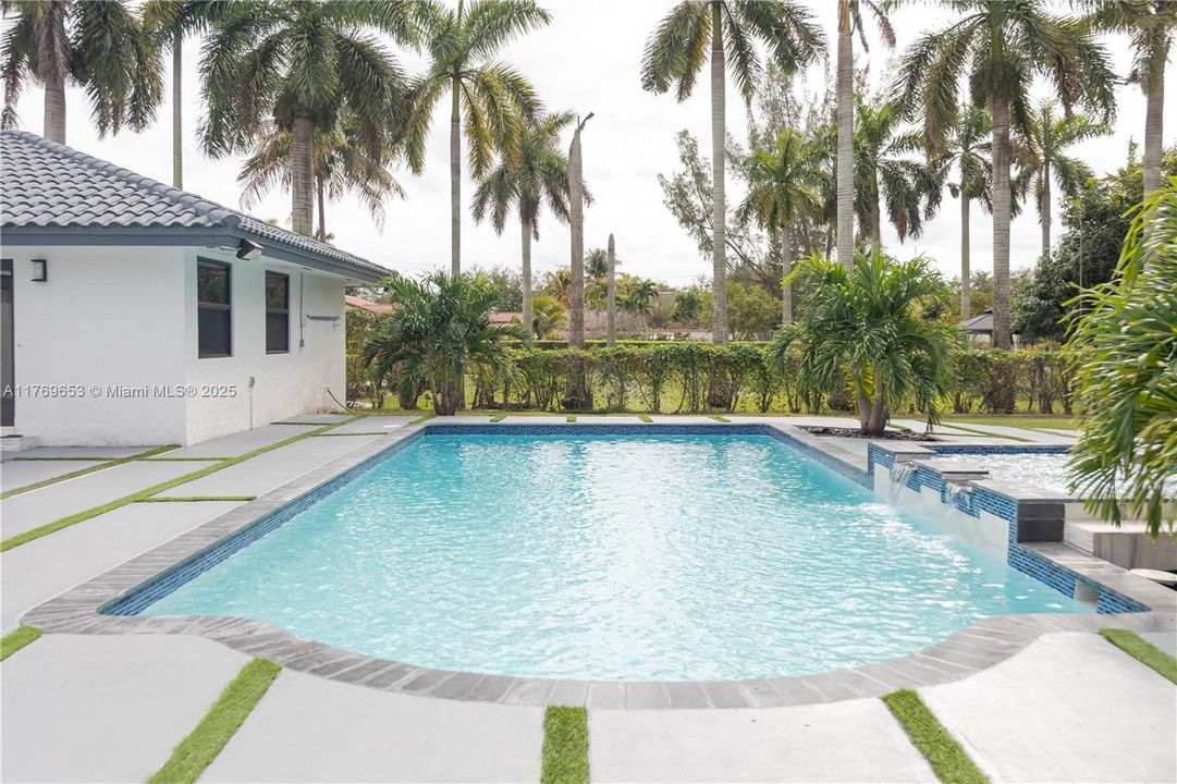 Active With Contract: $2,434,900 (6 beds, 5 baths, 4609 Square Feet)