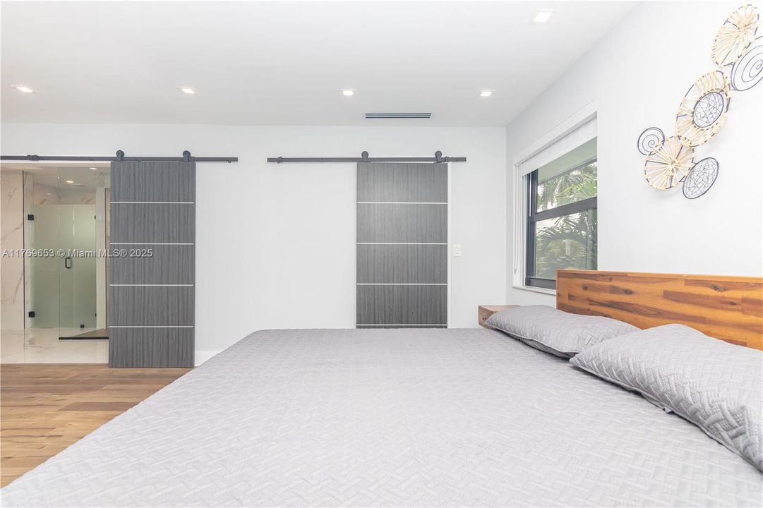 Active With Contract: $2,434,900 (6 beds, 5 baths, 4609 Square Feet)